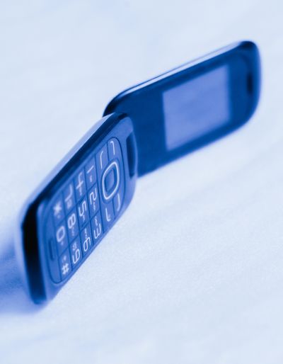 Picture of an old fashioned flip phone that could be a burner phone.