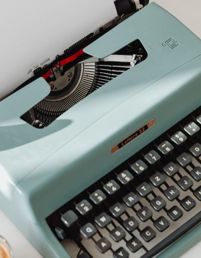 Photo of a 1960s blue typewriter