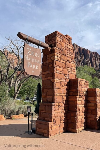 Photo of the entrance of Zion National Park. By Vulturesong Wikimedia commons